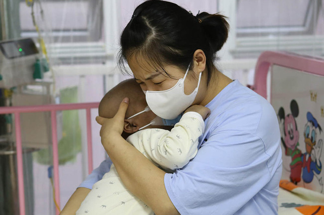 Bé trai 1 tuổi khắp người đầy vết bầm tím, bác sĩ biết nguyên nhân tức giận mắng gia đình thiếu hiểu biết