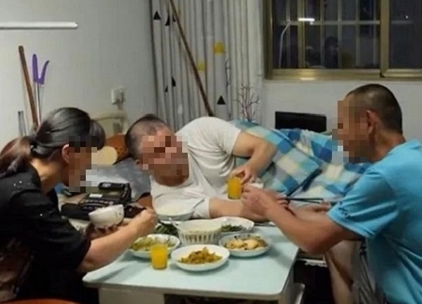 Người đàn ông bỏ qua lời dị nghị, tận tâm chăm sóc chồng cũ của vợ suốt 16 năm