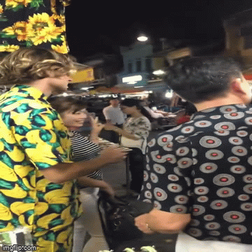 Anh Tây bị nhóm người “bao vây” giữa chợ, nguyên nhân do làm một hành động không giống ai