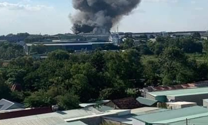 Công ty gỗ rộng 10.000m2 ở Bình Dương cháy lớn, 3 người bị bỏng