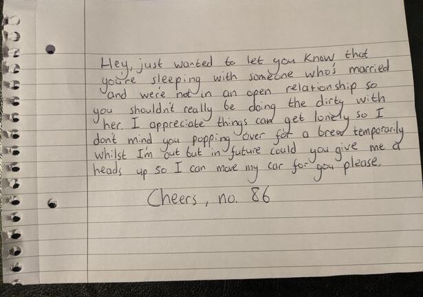 Chồng tận mắt thấy vợ “lăn giường” cùng ông hàng xóm, lập tức dằn mặt theo cách khó tin