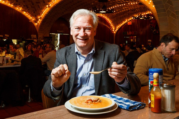 Người đàn ông suýt rụng răng vì cắn phải “hạt sạn”, nhả ra mới biết là thứ đáng giá hàng chục triệu