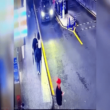 Video: Giật mình chứng kiến khoảnh khắc người phụ nữ bị cửa kính rơi trúng đầu