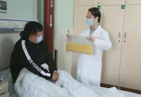 Người đàn ông lọc được 2 lít mỡ thừa từ máu, nhìn “thành quả” trên tay bác sĩ mà khiếp đảm