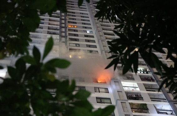 Căn hộ tầng 15 chung cư tại Hà Nội bốc cháy, cư dân hoảng loạn tháo chạy