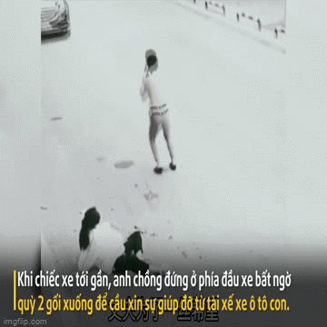 Video: Rớt nước mắt cảnh chồng quỳ xuống đường cầu xin giúp vợ sắp sinh