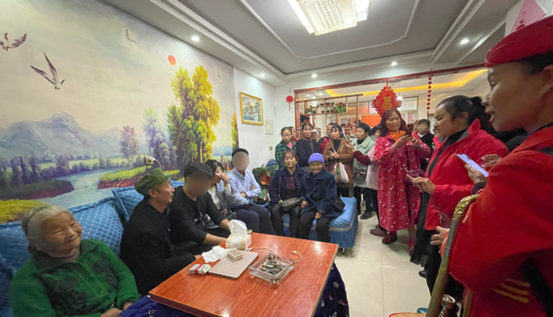 3 đứa con cùng bị bắt cóc, đôi vợ chồng kiên trì làm một việc suốt 26 năm và cái kết đẫm nước mắt