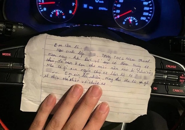 Nam sinh lớp 8 đâm trúng xe ô tô bên đường, cách xử lý khiến dân mạng “ngả mũ thán phục”