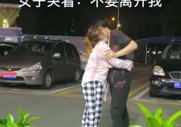 Bạn gái quỳ khóc cầu xin đừng chia tay, chàng trai đau đớn tiết lộ nguyên nhân rồi dứt khoát cất bước ra đi