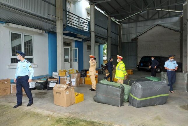 Phát hiện xe khách giường nằm chở lô hàng lậu trị giá gần 1 tỷ đồng