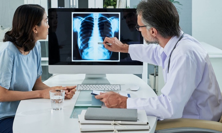 Tay chân sưng đau nhưng chủ quan, cô gái sốc nặng khi nghe bác sĩ thông báo bệnh tình