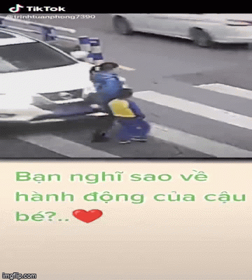 Mẹ bị ô tô đâm trúng ngã xuống đường, con trai nhỏ lập tức có hành động đầy bất ngờ