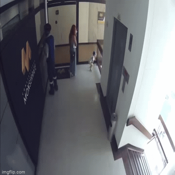 Video: Bé trai bất cẩn ngã khỏi lan can, mẹ phản ứng như “siêu nhân” cứu con trong “nháy mắt”