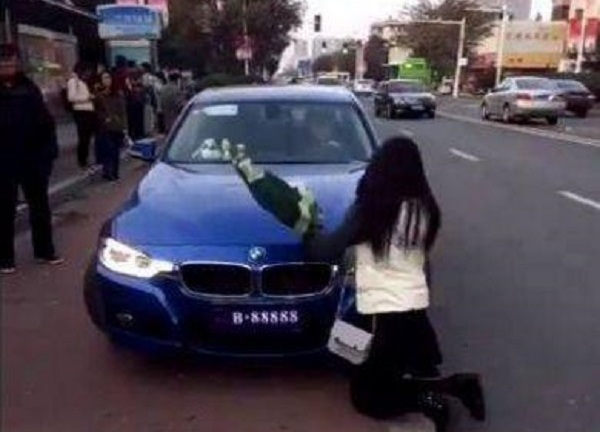 Cô gái ôm hoa quỳ trước đầu xe BMW, nguyên nhân khiến dân tình xôn xao tranh cãi