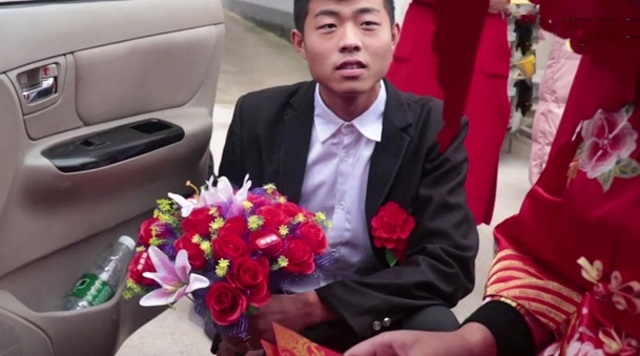 Cô dâu đòi hơn 300 triệu mới xuống xe hoa, chú rể chốt đúng 1 câu được dân tình vỗ tay tán thưởng