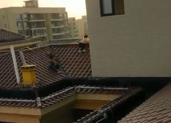 Tin tức đời sống ngày 7/12: Hoảng hồn cảnh 4 đứa trẻ rủ nhau trèo ra mái nhà 28 tầng để chơi