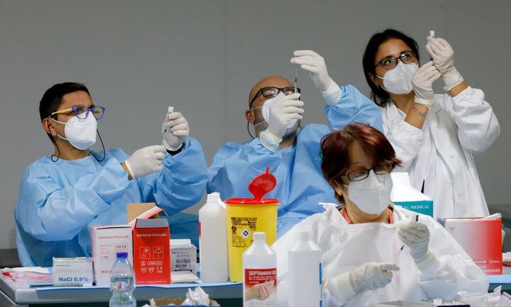 Hai liều vaccine ngừa COVID-19 liệu có tạo đủ kháng thể chống lại Omicron?