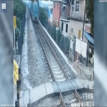 Video: Cố tình băng qua đường ray, người đàn ông bị tàu hỏa đâm trúng nhưng thoát chết khó tin