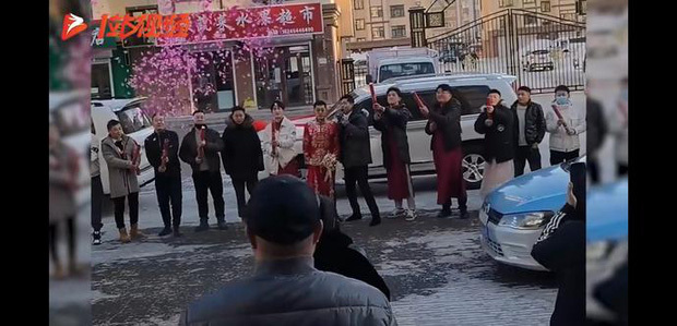 Bạn trai cũ cô dâu “tặng” món quà đặc biệt khiến đám cưới tan tành, dân tình tò mò chuyện gì đây