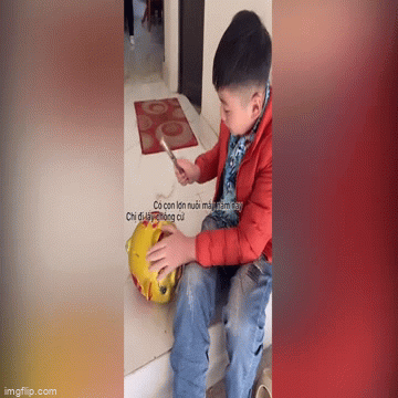 Video: Bé trai đập lợn đất mua quà cưới cho chị, cuộc trò chuyện sau đó gây xúc động