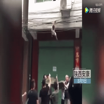 Video: Thót tim cảnh giải cứu bé trai bị treo lơ lửng trên dây cáp điện