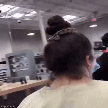 Tin tức đời sống ngày 25/12: Hãi hùng người phụ nữ dùng rắn làm dây buộc tóc