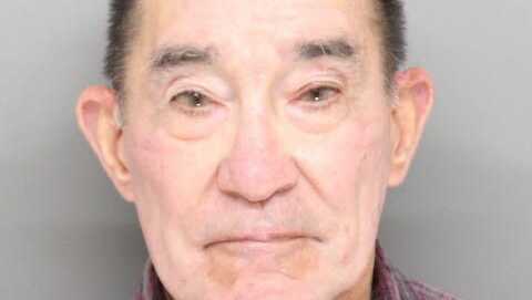 Cụ ông bị bắt quả tang nhìn lén vợ hàng xóm tắm, lời khai với cảnh sát gây sốc nặng