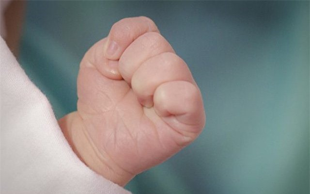 Bé trai 7 tháng luôn nắm chặt tay, gia đình đưa đi khám rồi choáng váng khi nhận kết quả