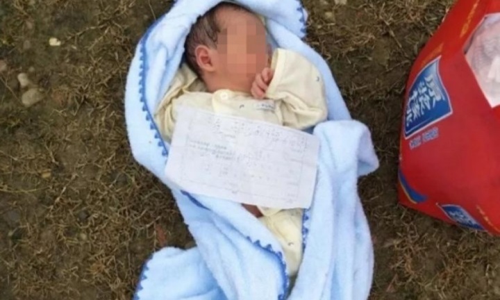 Bố mẹ vứt bỏ con gái bên vệ đường, 24 năm sau hội ngộ kỳ diệu nhưng cái kết đau lòng tột độ