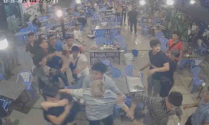 Từ chối cho số điện thoại, 4 cô gái bị nhóm thanh niên hành hung giữa quán nhậu