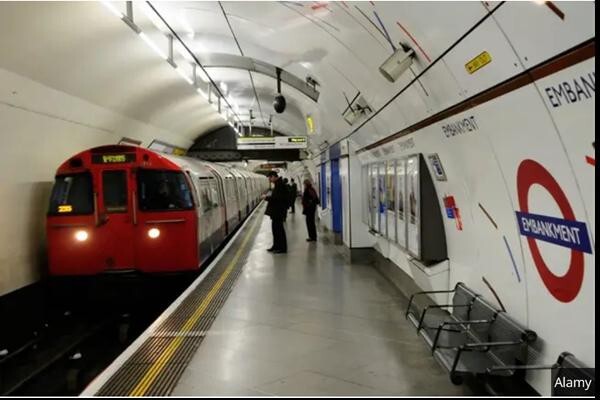 Cụ bà ngày nào cũng ngồi hàng tiếng đồng hồ ở trạm tàu, lý do khiến triệu người xúc động