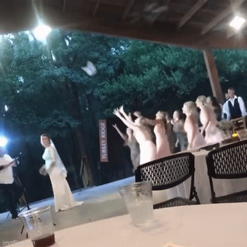 Video: “Cười ra nước mắt” với phản ứng của chàng trai khi bạn gái bắt được hoa cưới