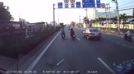 Hai nhóm thanh niên cầm hung khí, rượt chém như phim trên đường