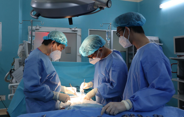 Tin tức đời sống ngày 25/1: Thanh niên vô tình nuốt luôn nắp chai khi uống nước