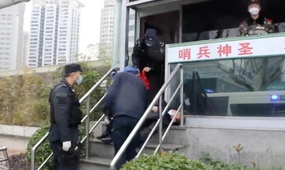 Con trai 30 tuổi không chịu lấy vợ, cha già có hành động gây tranh cãi gay gắt