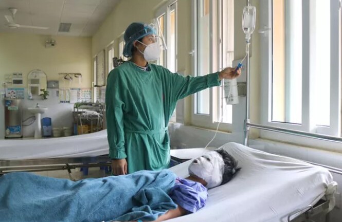 Bé 11 tuổi bỏng toàn bộ vùng mặt, bác sĩ nhắc nhở về cách sơ cứu của người bà