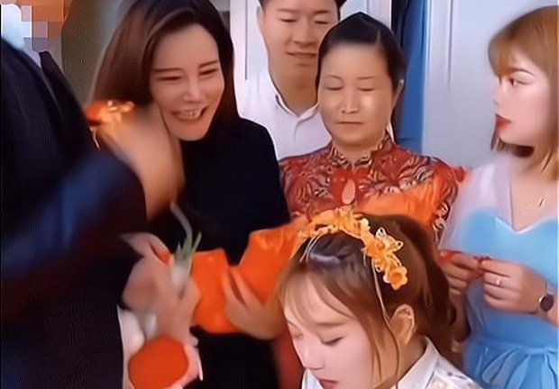 Cô dâu tát em chồng đau điếng trước mặt khách, phản ứng của mẹ chồng gây tranh cãi