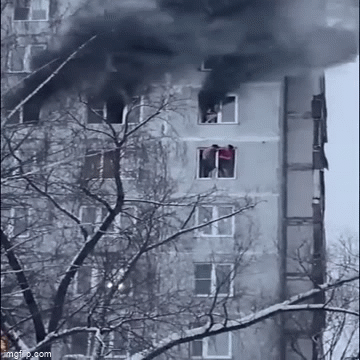 Tin tức đời sống ngày 2/2: Hai thanh niên bình tĩnh giải cứu cô gái khỏi căn hộ bốc cháy