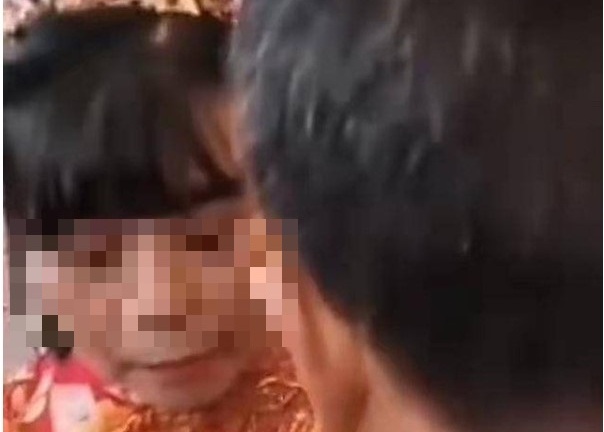 Chú rể lấy vợ lớn tuổi hơn cả mẹ mình, nhan sắc cô dâu khiến ai nấy choáng váng