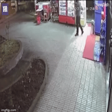 Video: Bất ngờ rơi xuống hố sâu hơn 6m, người đàn ông thoát chết thần kỳ