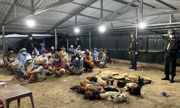 Tiền Giang: Triệt phá sới bạc quy mô lớn có khoảng 200 đối tượng tụ tập