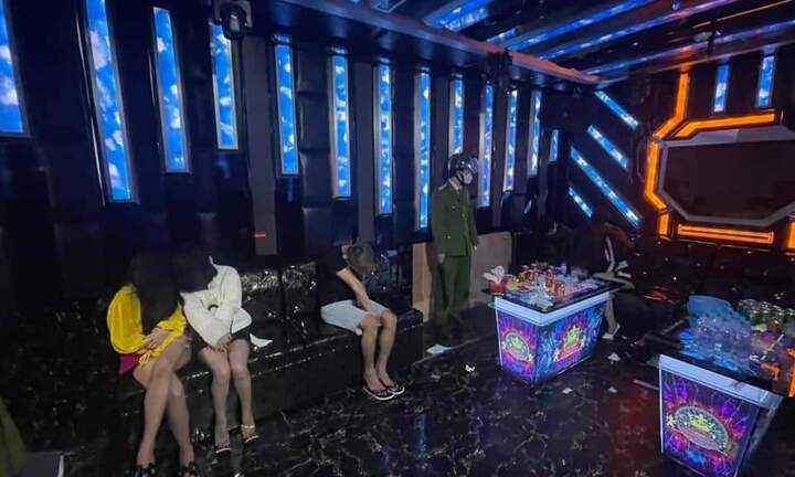 Bắt quả tang 6 nam nữ “chơi” ma túy trong quán karaoke ở Thừa Thiên - Huế