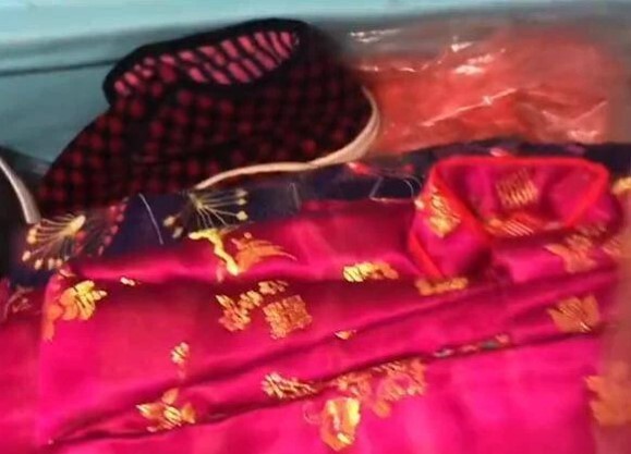 Người đàn ông mở chiếc vali của bà nội quá cố, 