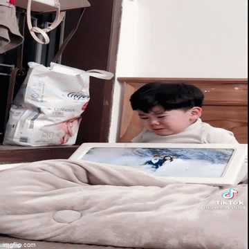 Bé trai ôm ảnh cưới của bố mẹ khóc nức nở vì lý do khiến ai nấy cười ngất