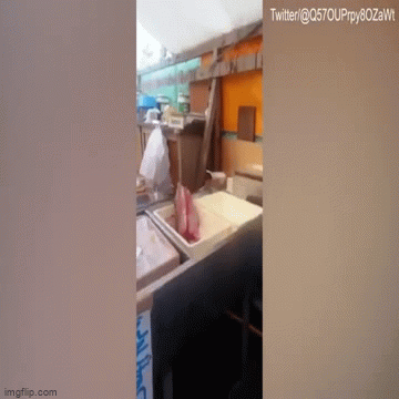 Video: Cá mất đầu, lọc sạch xương vẫn “nhảy tanh tách” trên khay