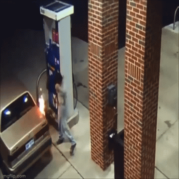 Video: Lửa cháy đỏ rực cây xăng chỉ vì người đàn ông dùng bật lửa đốt nhện