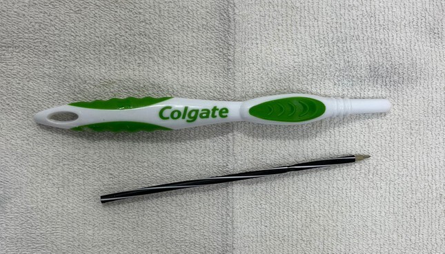 Hi hữu thanh niên 23 tuổi nuốt cả ruột bút bi và bàn chải đánh răng vào bụng