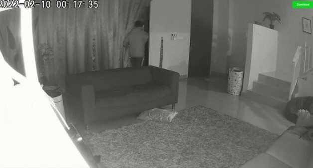 Vừa phát hiện kẻ lạ vào nhà, người phụ nữ càng thêm khiếp đảm vì dòng tin nhắn lúc nửa đêm