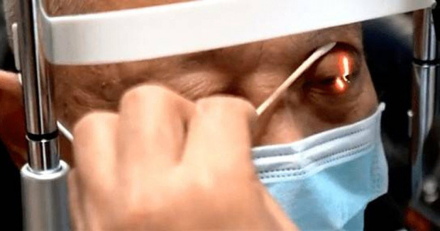 Người đàn ông cứ ăn là rơi nước mắt, nguyên nhân do mắc chứng bệnh bất ngờ