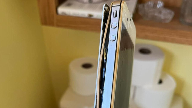 Tin tức công nghệ mới nóng nhất hôm nay 1/3: iPhone nằm trong đường ống bồn cầu suốt 10 năm
